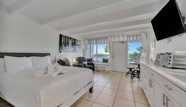 Sunset Suite Heated Pool Tennis Gym Balcony