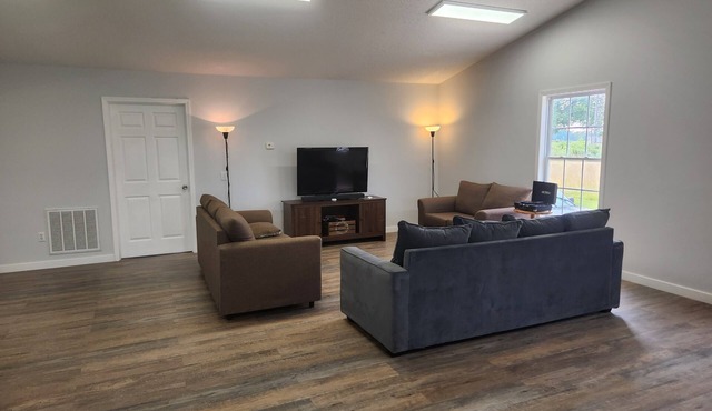 Sunset Suite- Spacious guest apartment with sunset views and close to amenities!