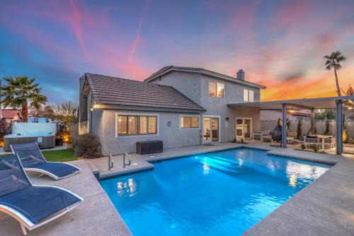 Sunset Swim, Luxury Vegas Villa with Pool, Hot Tub