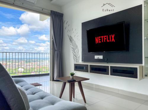 Sunset View 3BR Condo with Swimming Pool Free WiFi & Netflix near Lake Garden