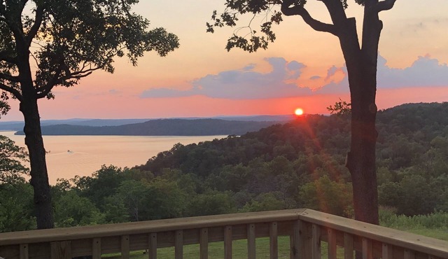 Sunset View Cabin - Lake Norfork with large lakefront deck and yard
