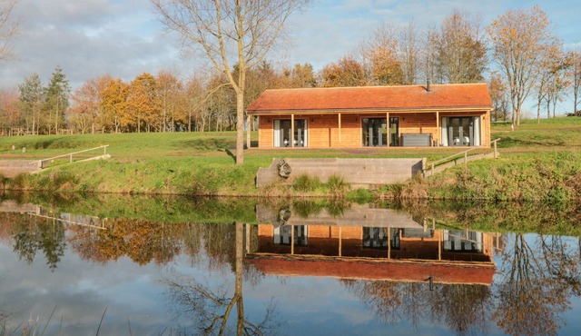 SUNSET VIEW, pet friendly, luxury holiday cottage in Cullompton