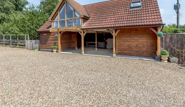 SUNSET VIEW, pet friendly, country holiday cottage in Brandesburton