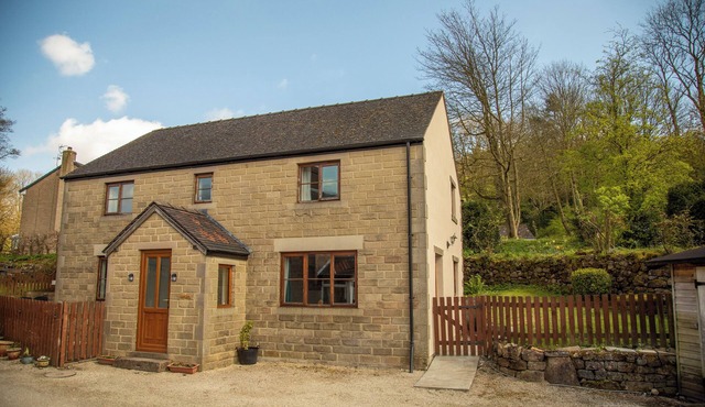 SUNSET VIEW, pet friendly, character holiday cottage in Wirksworth