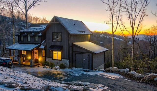 Sunset Views! 4BR Eagle's Nest LUX w/Firepit, Game Room, Hot Tub, near Vineyard