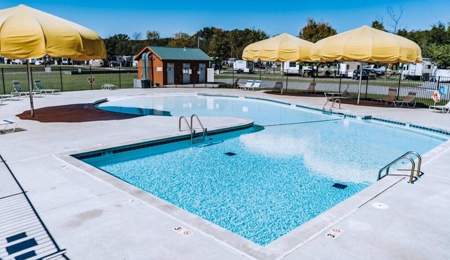 Sunset Views and Serenity! Full Kitchen, Outdoor Pool, Splash Pad, Free Parking