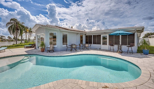 Sunset Views & Hot Tub: Lakefront Holiday Retreat!