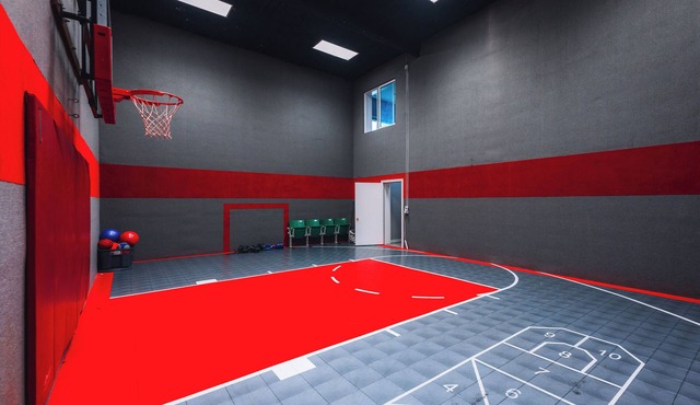 Sunset Views! Indoor Sport Court, Pool table, Golf Course, 12 min to downtown