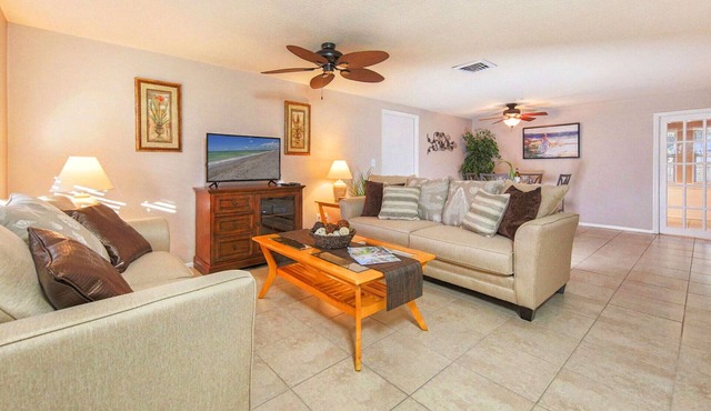 Sunset Villa -Close to Beaches and Shamrock Park - Fenced Yard