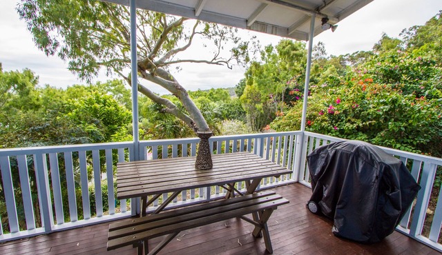 Sunset Villa: Pet-Friendly Retreat with Fantastic View in Historic 1770