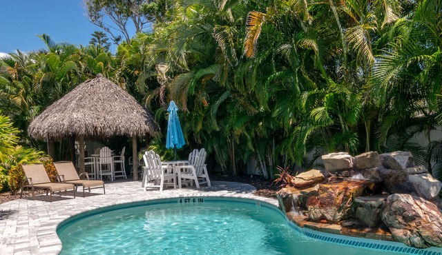 Sunset Villas 2/1 Pool Condo Lush Tropical Landscape Walk To Sugar Sand Beach