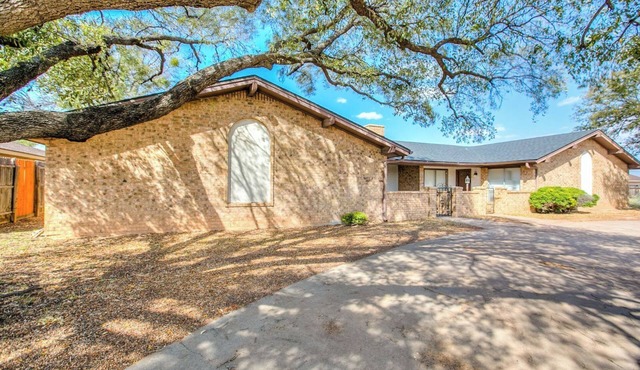 Sunset Vista n3-bedroom 2 bath home with fenced in yard.