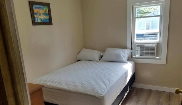 Sunsetbay Cottage-short term high season and long term rentals always available