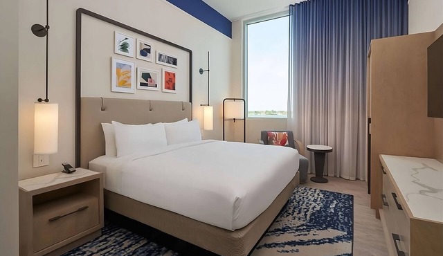 Sunsets and Sea Breezes! Rooftop Swimming Pool, Pets Allowed, Kitchenette!