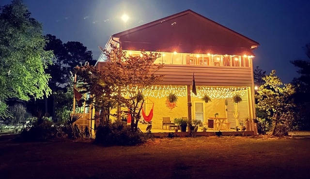 Sunsets and Siestas - Pet Friendly - Creek View Coastal Cottage