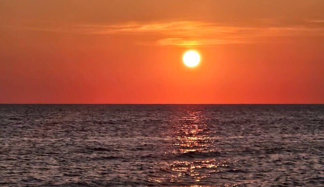 SUNSETS Couples families , Beach, deck, screen porch BBQ WiFi bch tags, dogs ok