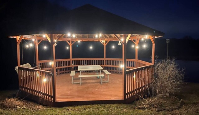 Sunsets & Hot Tub Lake lodge 35-min from Nashville