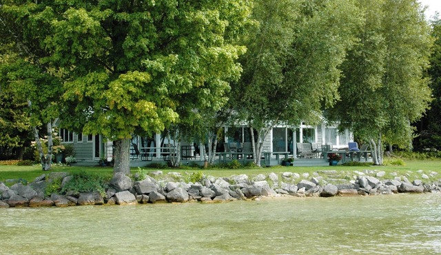 Sunsets on Big Glen Lake w/kayaks, firepit, tennis court sleeps 8, dock