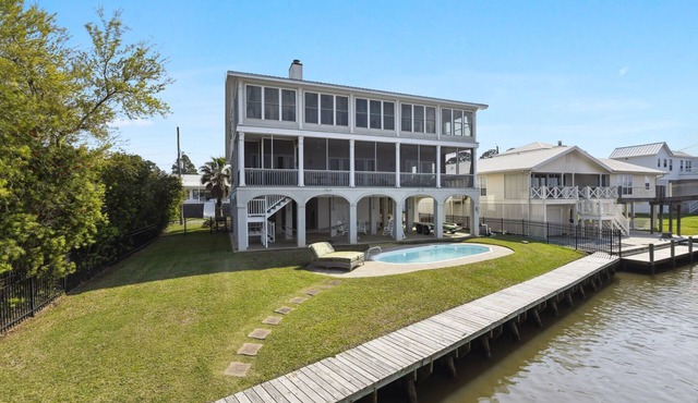 Sunsets on the bay with private pool and sunporch/screenporch