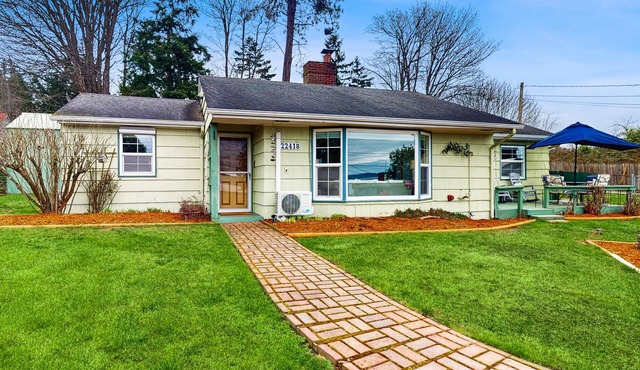 Sunsets over Sound | Water-View Getaway on Half-Acre | Walk to Dining