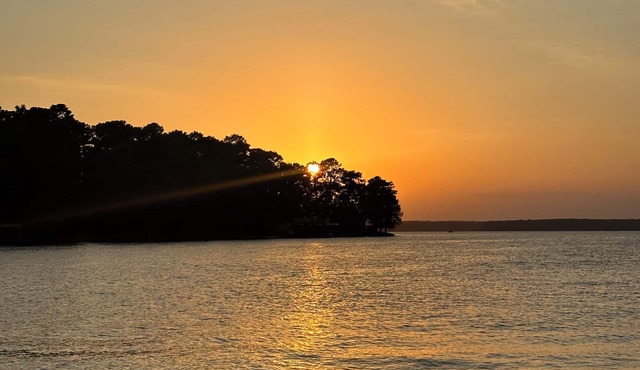 Sunsets & Serenity – Gorgeous Lake Conroe Home located in Willis, Tx