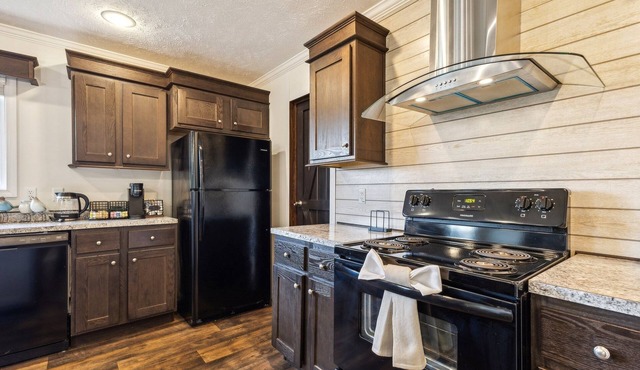 Sunsets & Serenity: Port Clinton Waterfront Stay 3 Bedroom Home