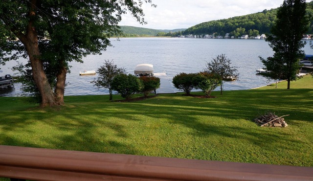 Sunsets & Skiing- Lake Front Rental House on Cuba Lake