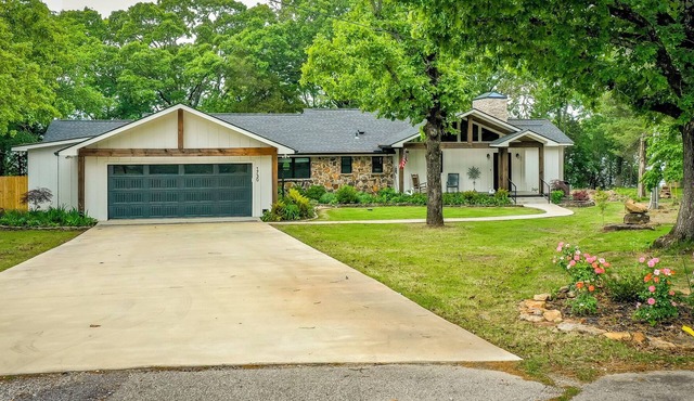 Sunsets, swimming and siestas in remodeled lakehouse in Heber Springs