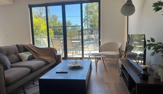 Sunshine 4BR2BA townhouse Glen Waverley Parking