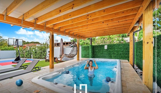 Sunshine 6BR Villa w/Chill Yard/Games/Swimming Spa