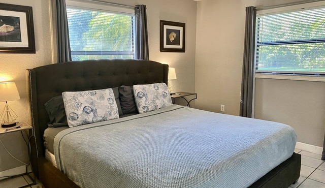 Sunshine Acre. King Master Suite & BIG Yard