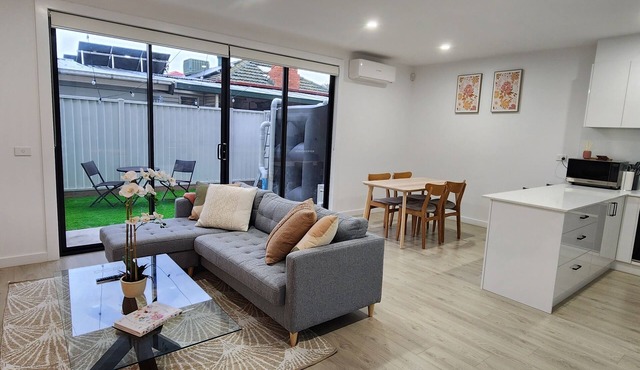 Sunshine Central Unwind Retreat SPA Bath New 2 Bedroom House