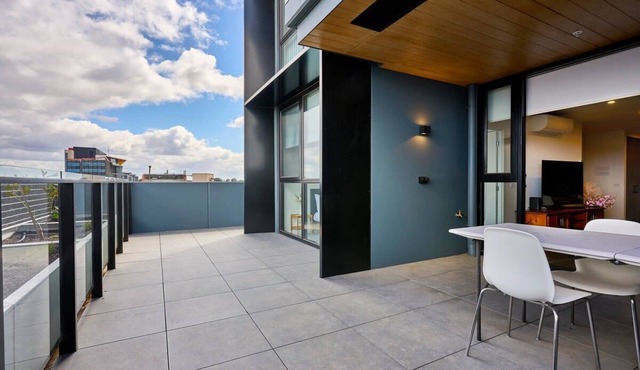 Sunshine Cityscape Modern 2-Bed Retreat