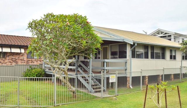 Sunshine Cottage - walk to the beach