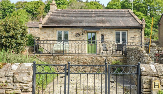 SUNSHINE COTTAGE, pet friendly, with a garden in Leyburn