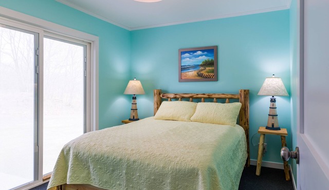 Sunshine Cottage, Saugatuck. Walk downtown. Clean, crisp, colorful, convenient.