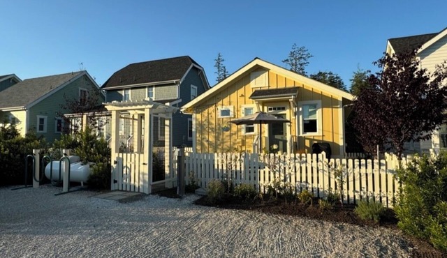Sunshine Cottage – Cozy Luxury in Seabrook-NEW