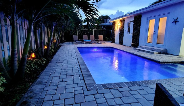 SUNSHINE DREAM HOUSE WITH HEATED POOL, NEAR BEACH, CLOSE TO SOUTH BEACH