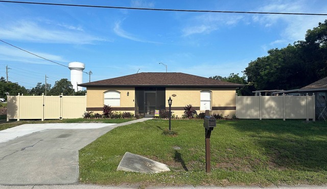 Sunshine Eleven GetawaynSleeps 6 Bedrooms 2 and pull out couch