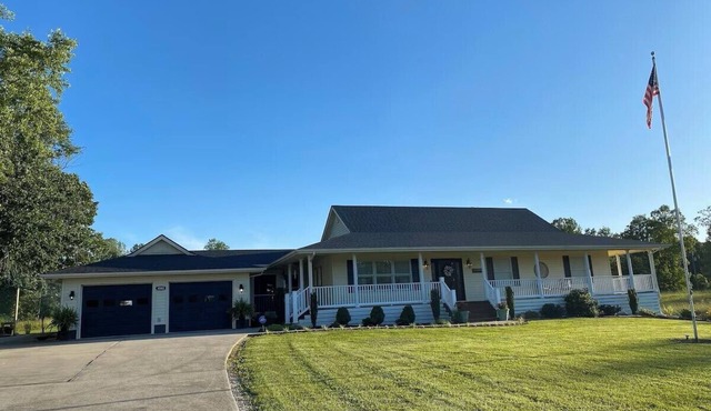 Sunshine Escape: Spacious 6BR Home w/Outdoor Oasis & Fire Pit, Near Marina