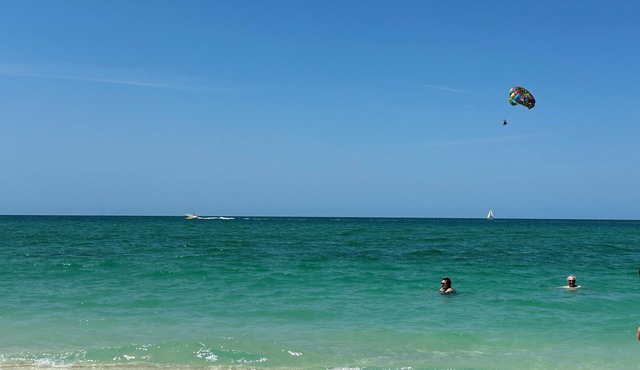 Sunshine Get Away! Pool, Beach & Fun! Near Siesta Key! King Size Bed!
