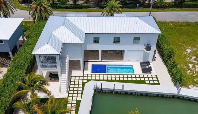 Sunshine Getaway in KCB Luxury Pool Home