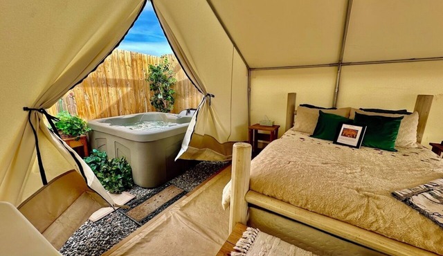“Sunshine” Glamping, Private Bath + Hot Tub