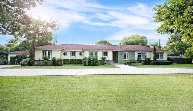 Sunshine Haus, Sleeps up to 14, Hot Tub, Pool, Walk to Main Street, 2 firepls
