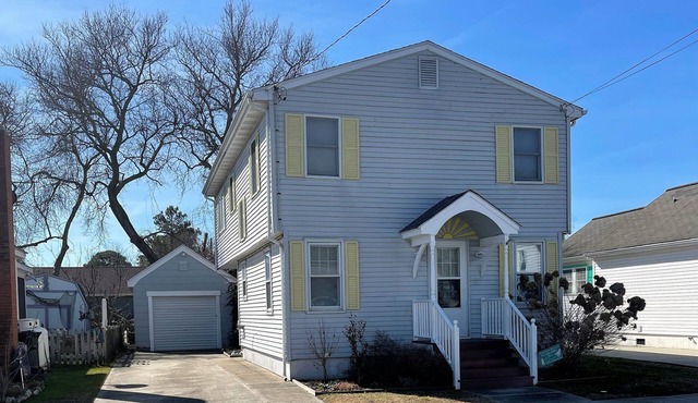 Sunshine House - 3BR home close to everything, screen porch! No Linens