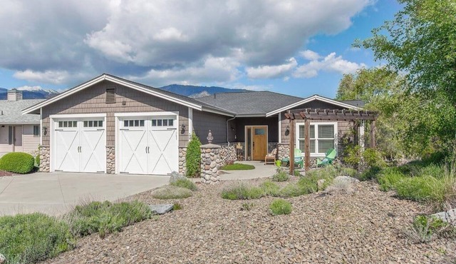 Sunshine House at Wapato Point Lake Chelan 5 minute walk to downtown Manson!