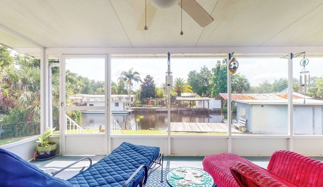 Sunshine House Directly on a Canal