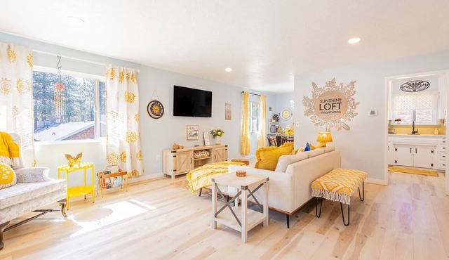 Sunshine Loft in downtown Wrightwood! Best views and #1 location!