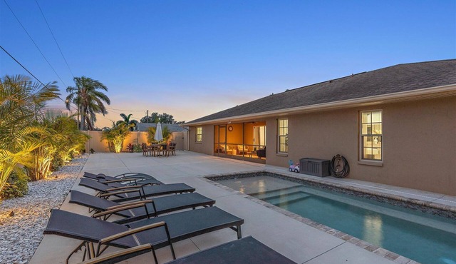 Sunshine Manor | Saltwater Pool + Electric Bikes!