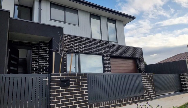 Sunshine new house - Modern home in great location